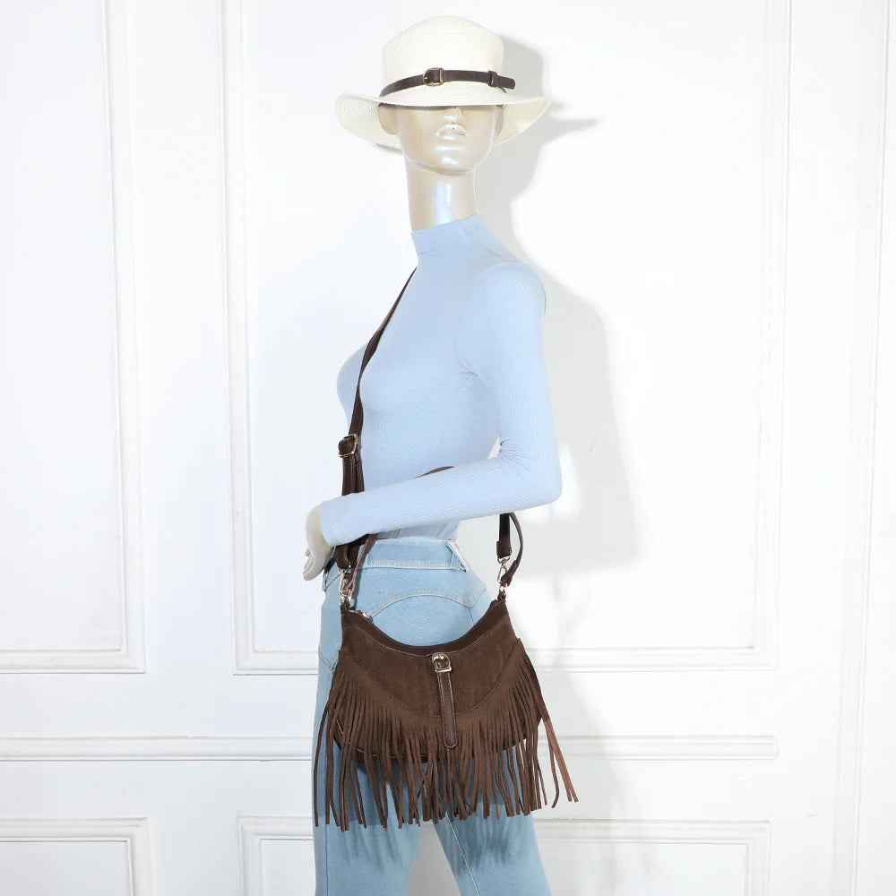 Sac Auréa café porté à l’épaule par une femme, franges bohèmes en mouvement – réf. R-2023
