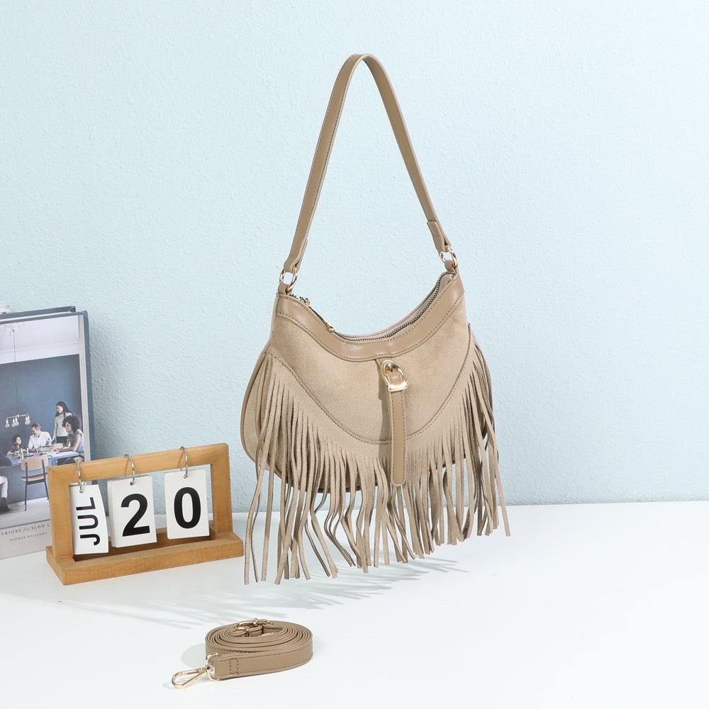 Sac à main à franges Auréa Taupe foncé posé dans un décor – visuel d’ambiance créé avec l’IA – Gallantry Paris