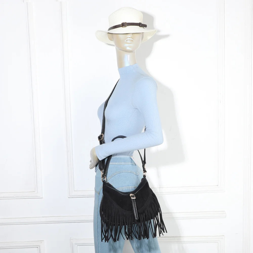 Sac Auréa noir porté à l’épaule par une femme, franges bohèmes en mouvement – réf. R-2023