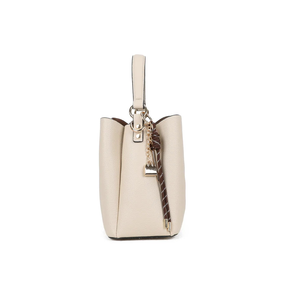 Profil du sac Aurélia beige : 13 cm de profondeur et anneaux dorés pour fixer la bandoulière – réf. DQ-8711