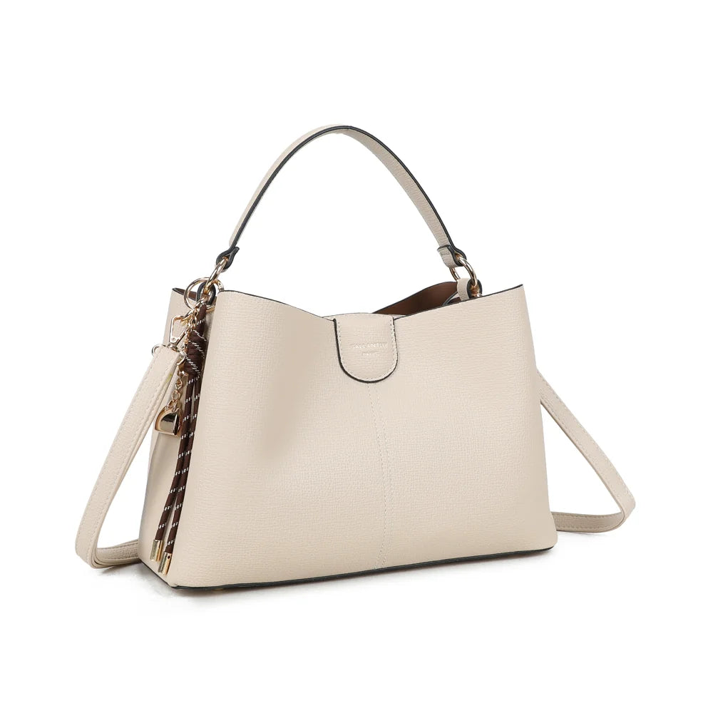 Aurélia beige de trois quarts : silhouette structurée, plaque logo et porte-charms doré à cordon tressé – réf. DQ-8711