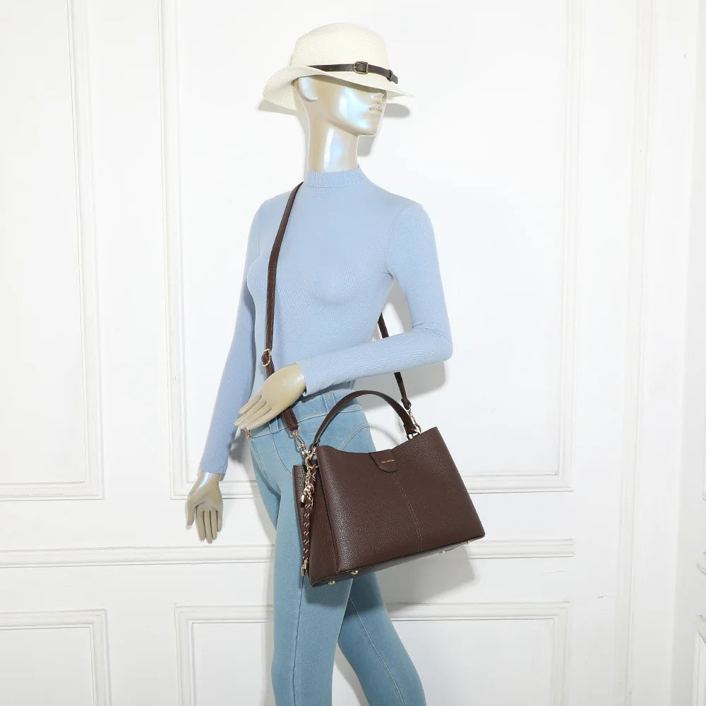 Sac Aurélia café porté par une femme, à la main ou à l’épaule avec sa bandoulière réglable – réf. DQ-8711