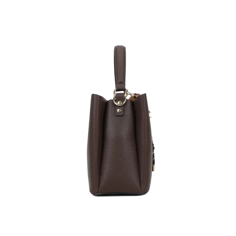 Profil du sac Aurélia café : 13 cm de profondeur et anneaux dorés pour fixer la bandoulière – réf. DQ-8711