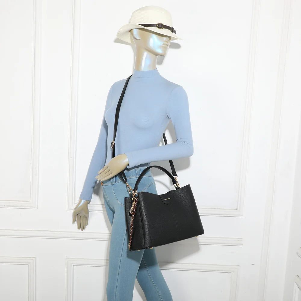 Sac Aurélia noir porté par une femme, à la main ou à l’épaule avec sa bandoulière réglable – réf. DQ-8711
