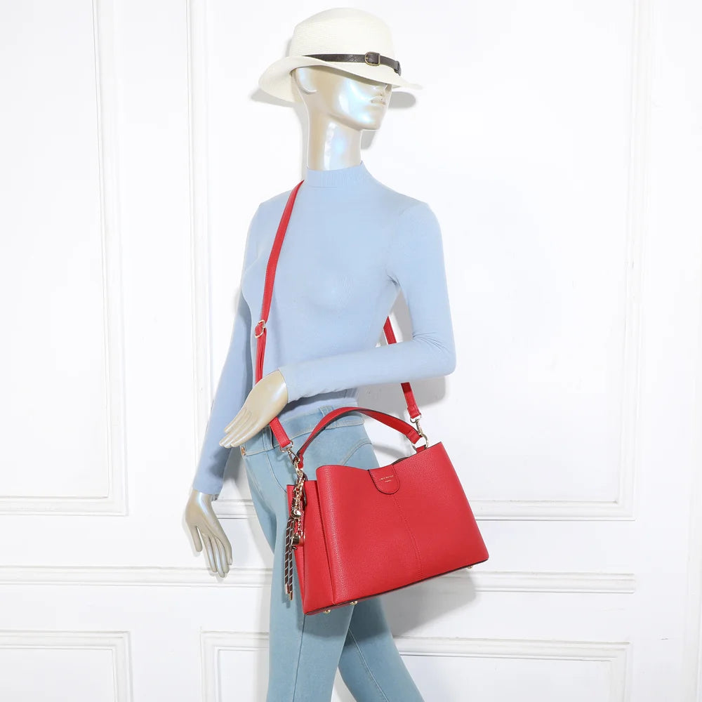 Sac Aurélia rouge porté par une femme, à la main ou à l’épaule avec sa bandoulière réglable – réf. DQ-8711