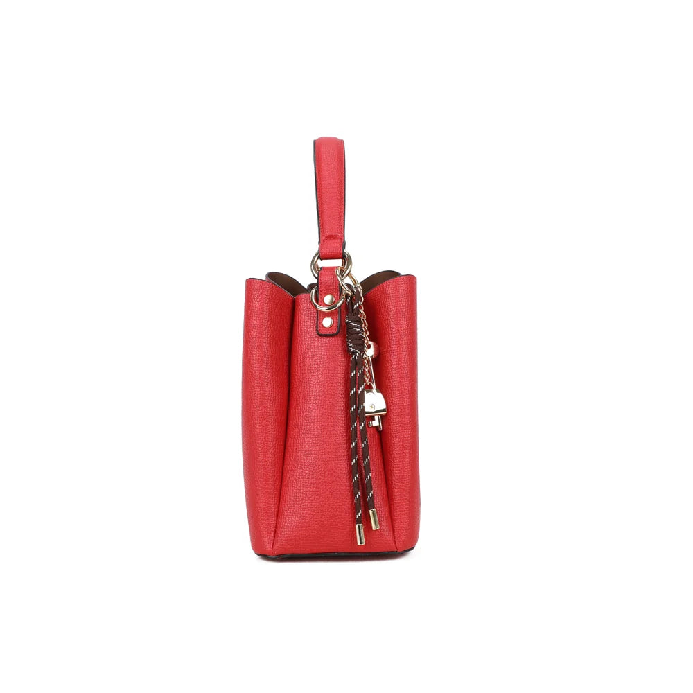 Profil du sac Aurélia rouge : 13 cm de profondeur et anneaux dorés pour fixer la bandoulière – réf. DQ-8711