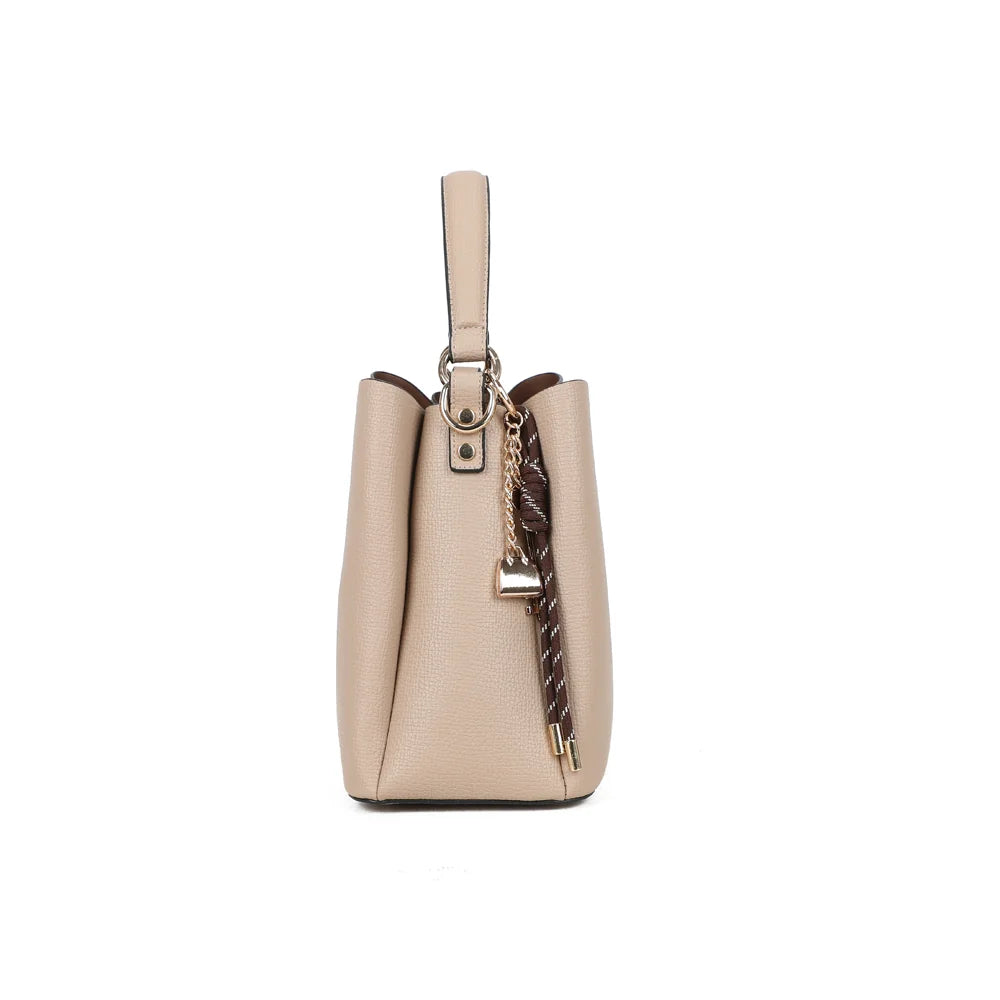 Profil du sac Aurélia taupe : 13 cm de profondeur et anneaux dorés pour fixer la bandoulière – réf. DQ-8711