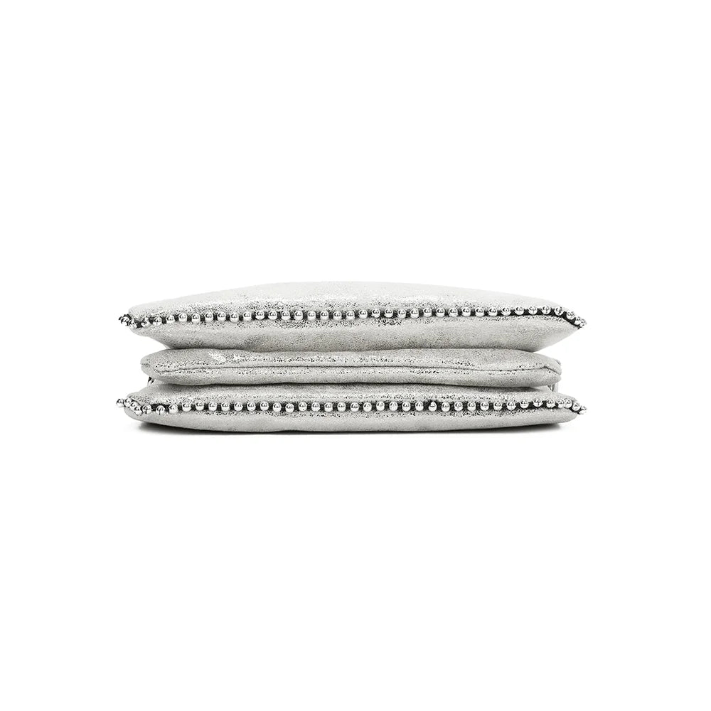 Dessous du sac Aurora blanc, bordé de petites billes métalliques argentées sur tout le contour – réf. KJ-62015