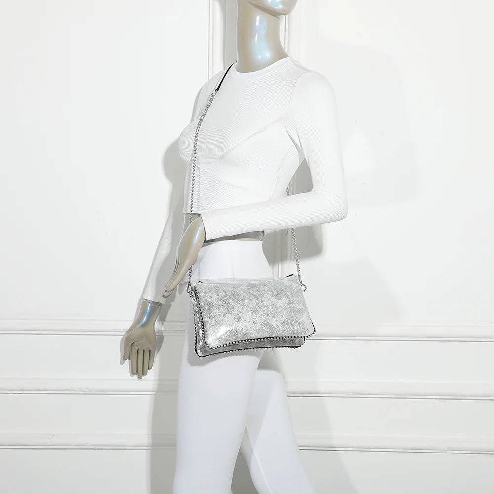Sac Aurora blanc porté en bandoulière par une femme, chaîne argentée en travers du corps – réf. KJ-62015