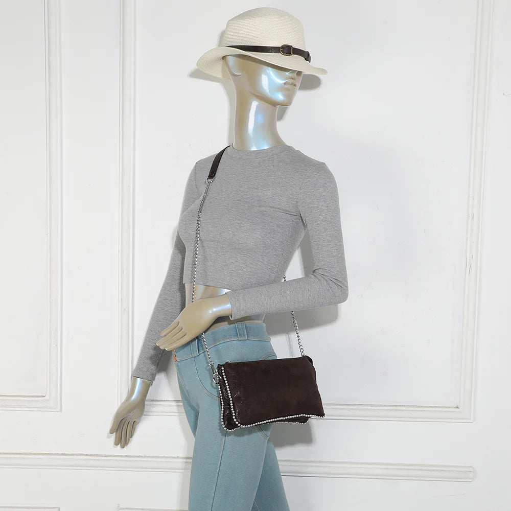 Sac Aurora café porté en bandoulière par une femme, chaîne argentée en travers du corps – réf. KJ-62015