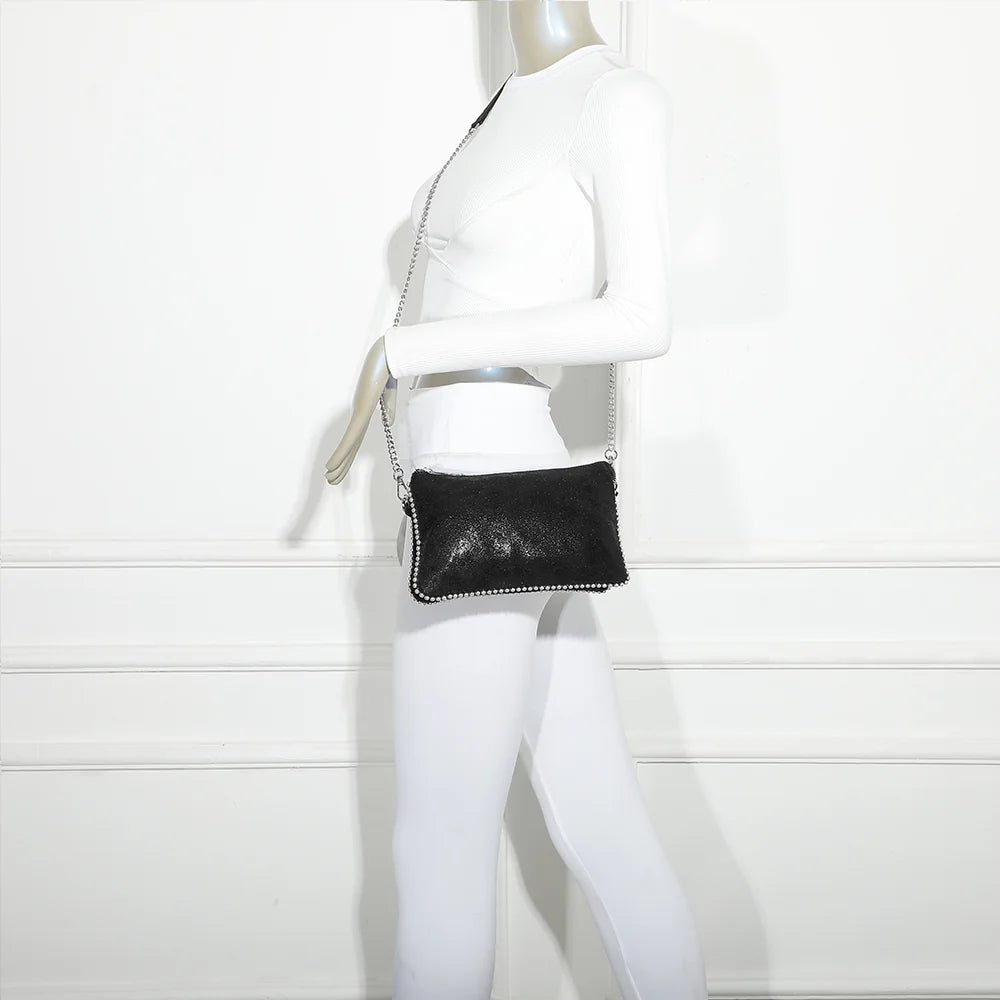Sac Aurora noir porté en bandoulière par une femme, chaîne argentée en travers du corps – réf. KJ-62015