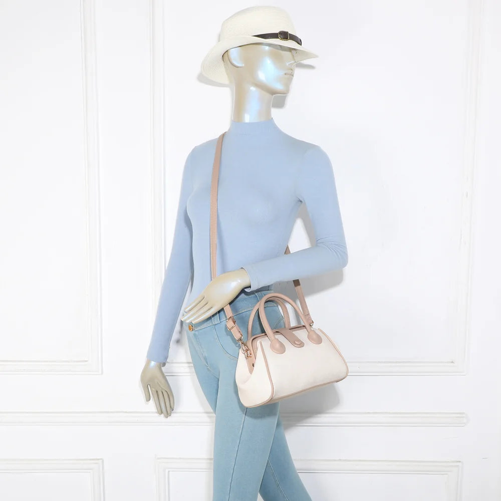Sac à main femme Aurore beige/taupe porté, à la main ou en bandoulière grâce à la sangle amovible – réf. A-9145