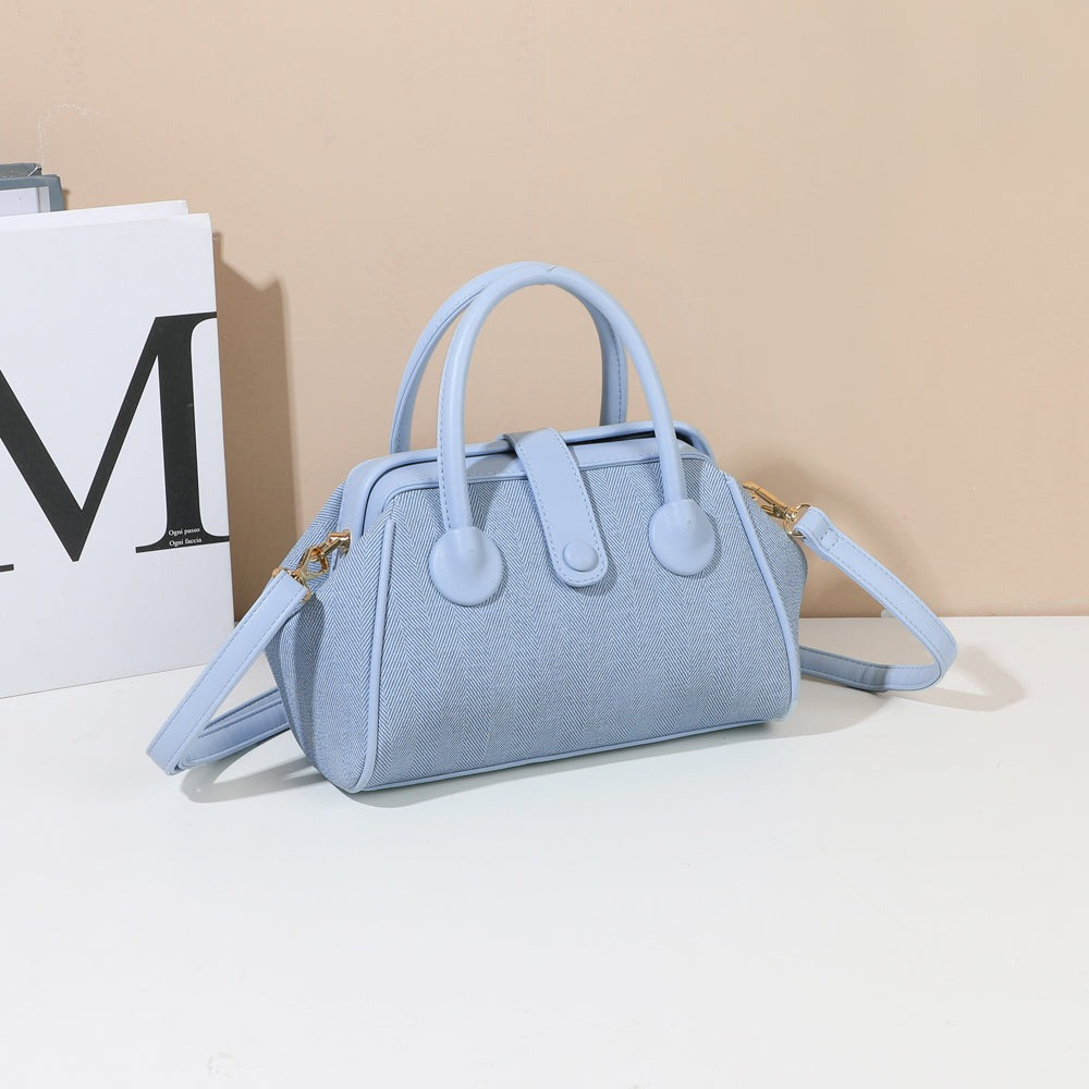 Sac à main Aurore bleu clair mis en scène dans un décor – visuel d’ambiance créé avec l’IA – Gallantry Paris