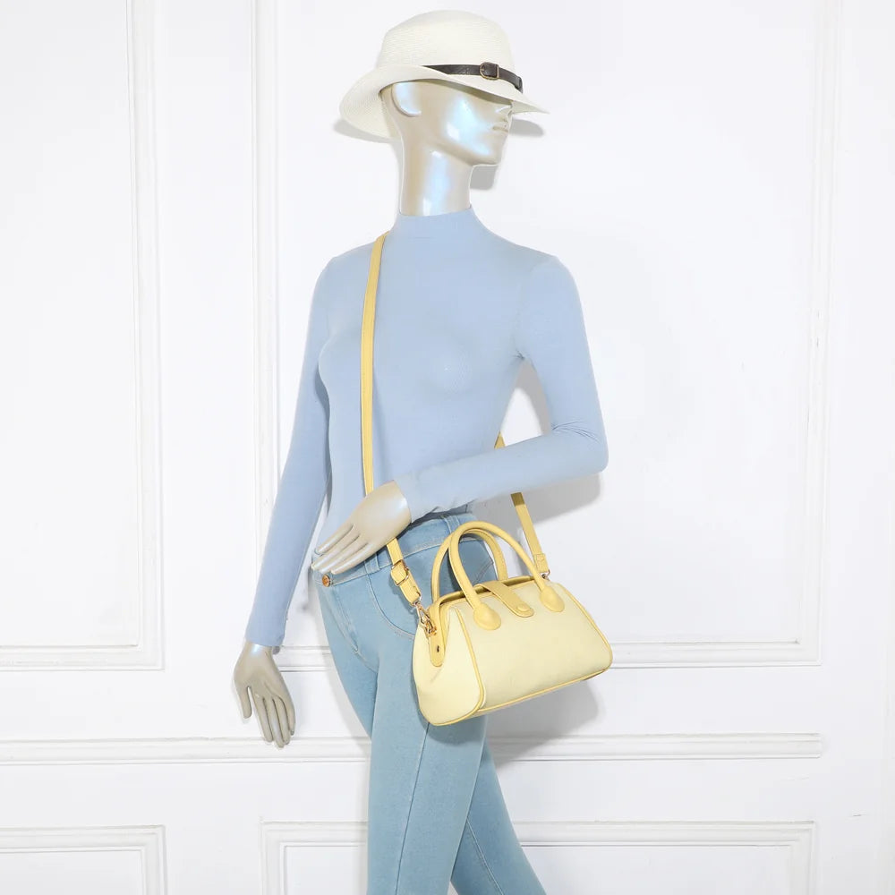Sac à main femme Aurore jaune porté, à la main ou en bandoulière grâce à la sangle amovible – réf. A-9145