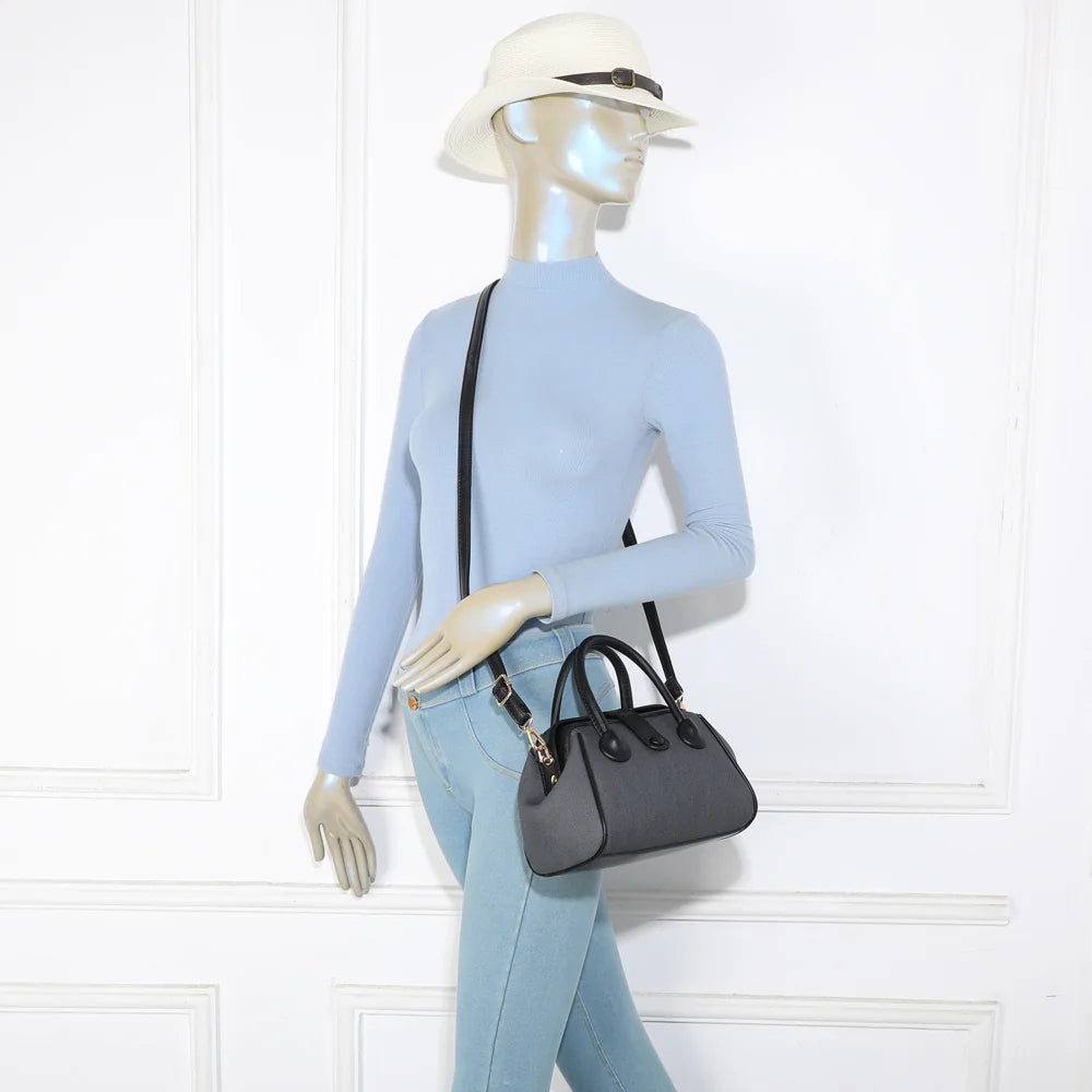 Sac à main femme Aurore noir porté, à la main ou en bandoulière grâce à la sangle amovible – réf. A-9145