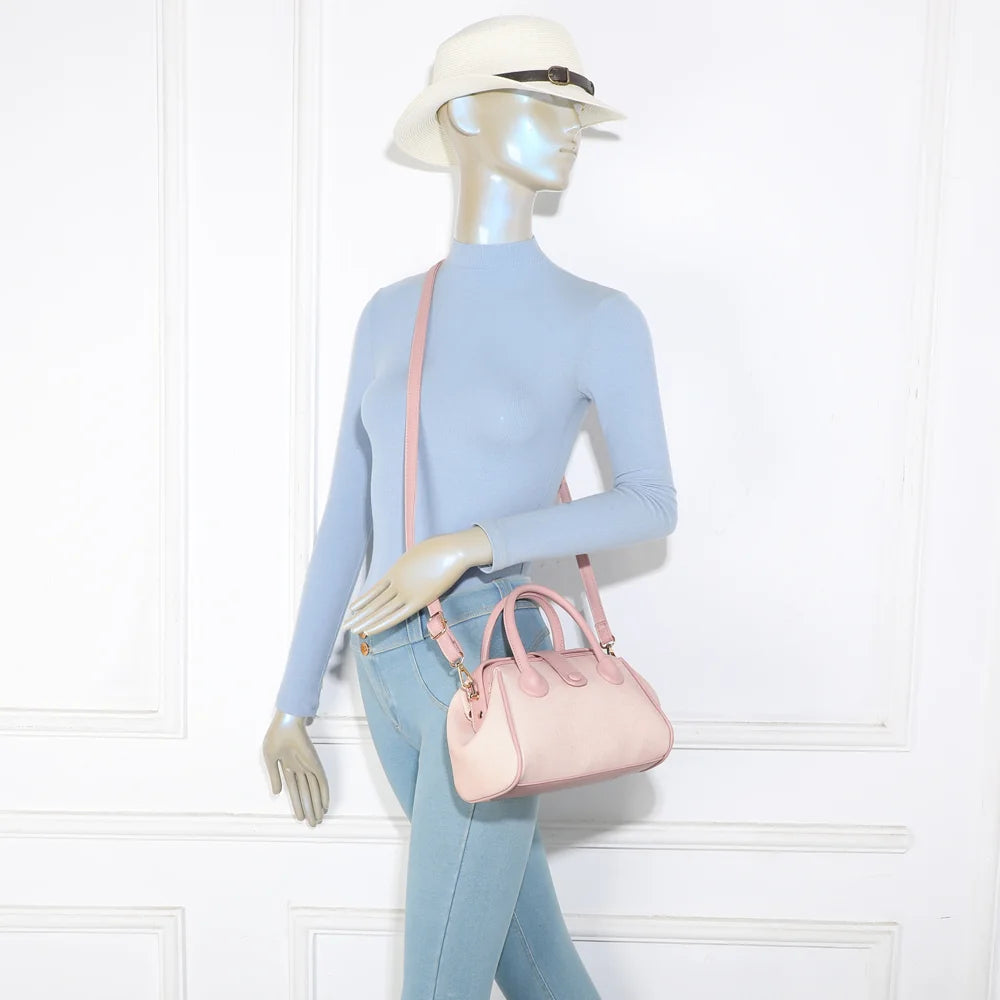 Sac à main femme Aurore rose porté, à la main ou en bandoulière grâce à la sangle amovible – réf. A-9145