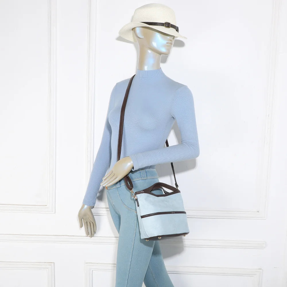 Sac Ava Duo bleu clair porté par une femme, à la main ou avec sa bandoulière amovible – réf. R-2026