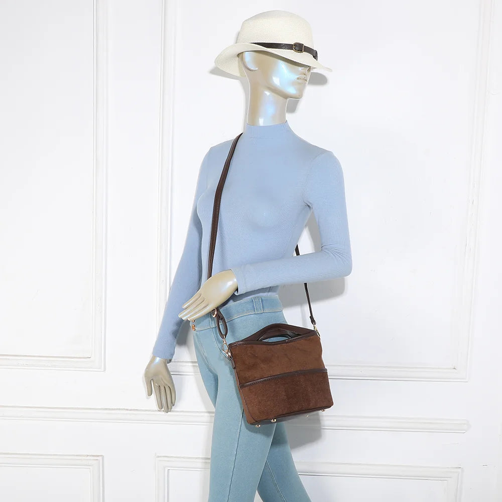 Sac Ava Duo café porté par une femme, à la main ou avec sa bandoulière amovible – réf. R-2026