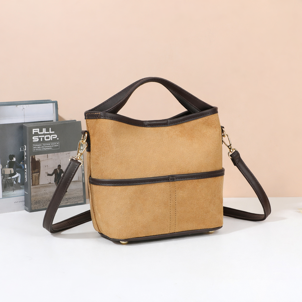 Sac à main Ava Duo Khaki effet suédine mis en scène dans un décor d’ambiance – visuel d’ambiance créé avec l’IA – Gallantry Paris