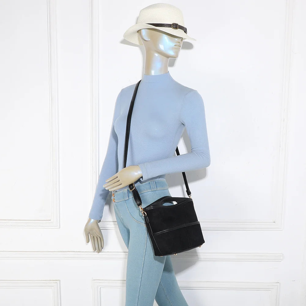 Sac Ava Duo noir porté par une femme, à la main ou avec sa bandoulière amovible – réf. R-2026