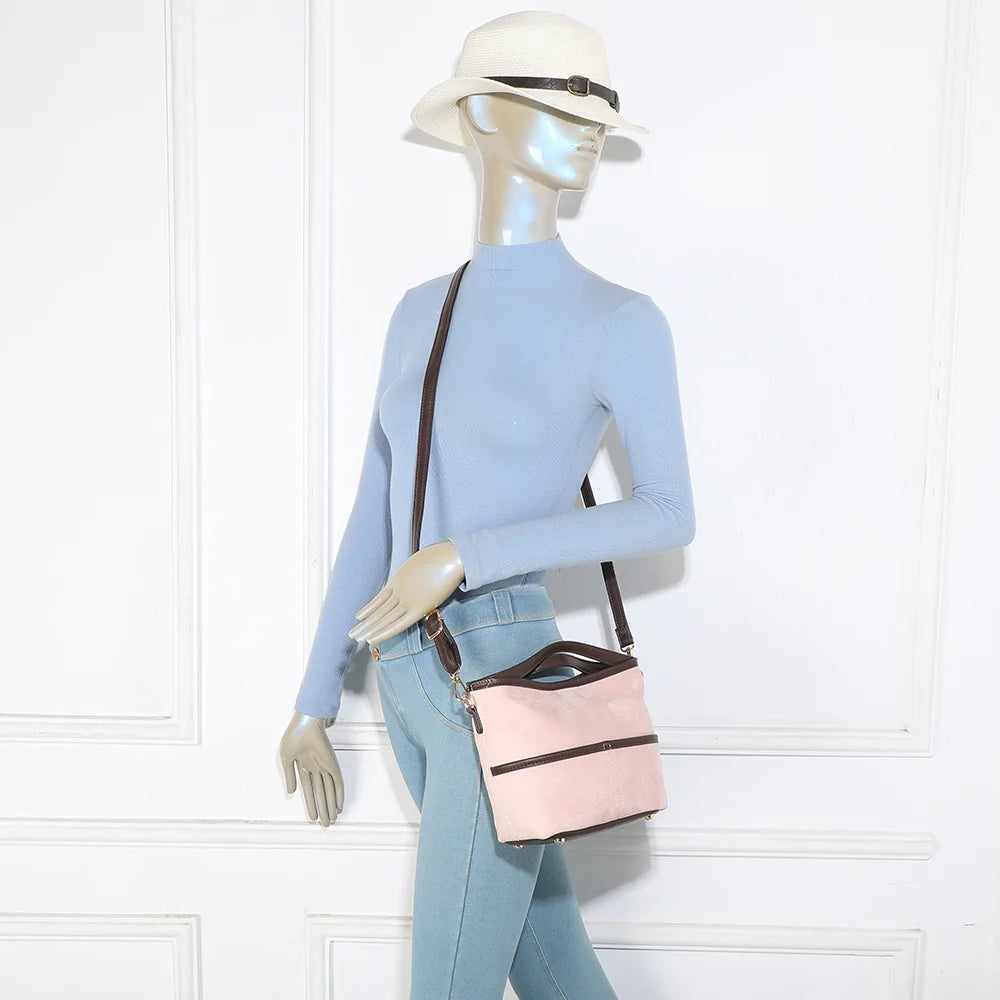 Sac Ava Duo rose porté par une femme, à la main ou avec sa bandoulière amovible – réf. R-2026