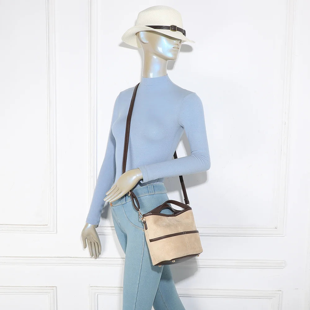 Sac Ava Duo taupe/coffee porté par une femme, à la main ou avec sa bandoulière amovible – réf. R-2026