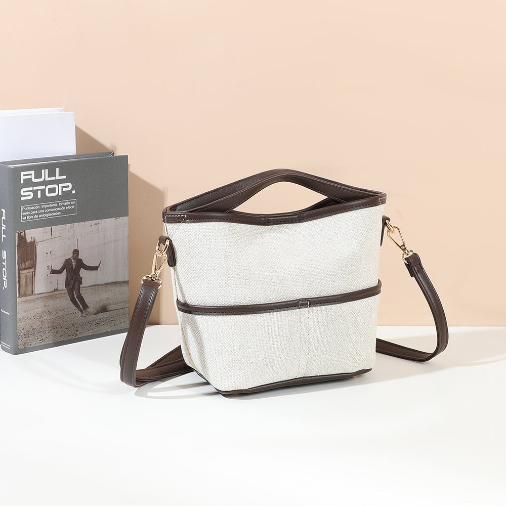 Sac à main Ava Épure beige et coffee posé dans un décor d’ambiance – visuel d’ambiance créé avec l’IA – Gallantry Paris