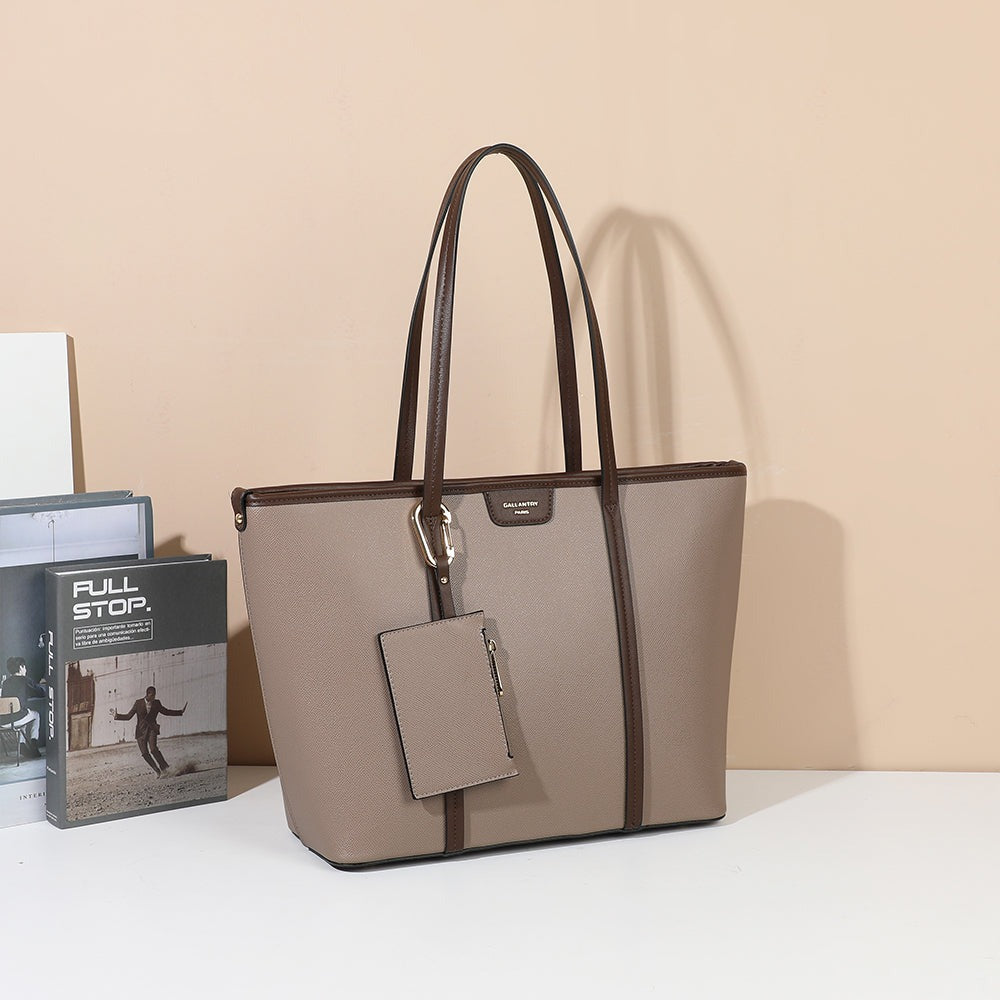 Sac cabas Aveline taupe à bandes café dans un décor d’intérieur – visuel d’ambiance créé avec l’IA – Gallantry Paris