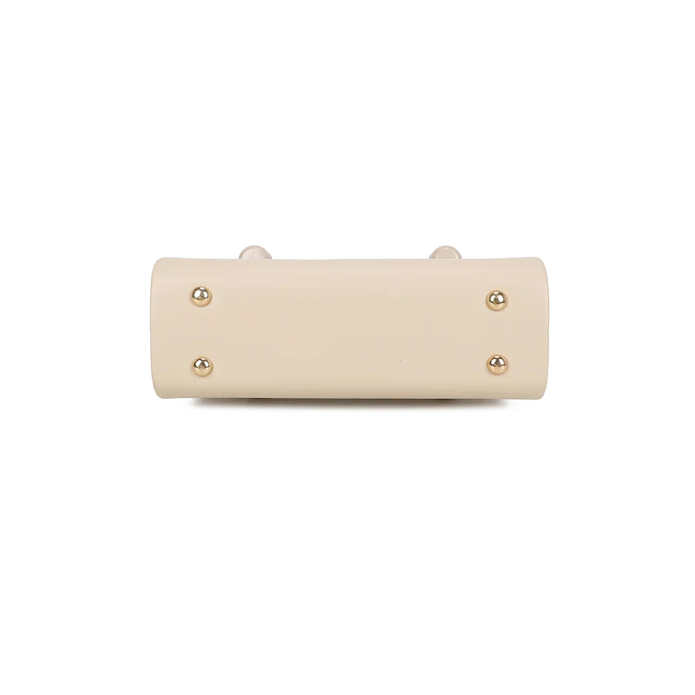 Dessous du sac Azura beige, posé sur de petits pieds métalliques dorés – réf. YL-26016-1