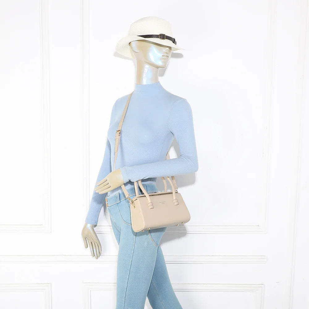 Sac Azura beige porté par une femme, élégant à la main ou à l’épaule avec sa bandoulière – réf. YL-26016-1