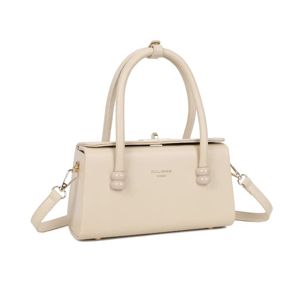 Azura beige de trois quarts : volume structuré, fermoir doré et perles décoratives aux poignées – réf. YL-26016-1