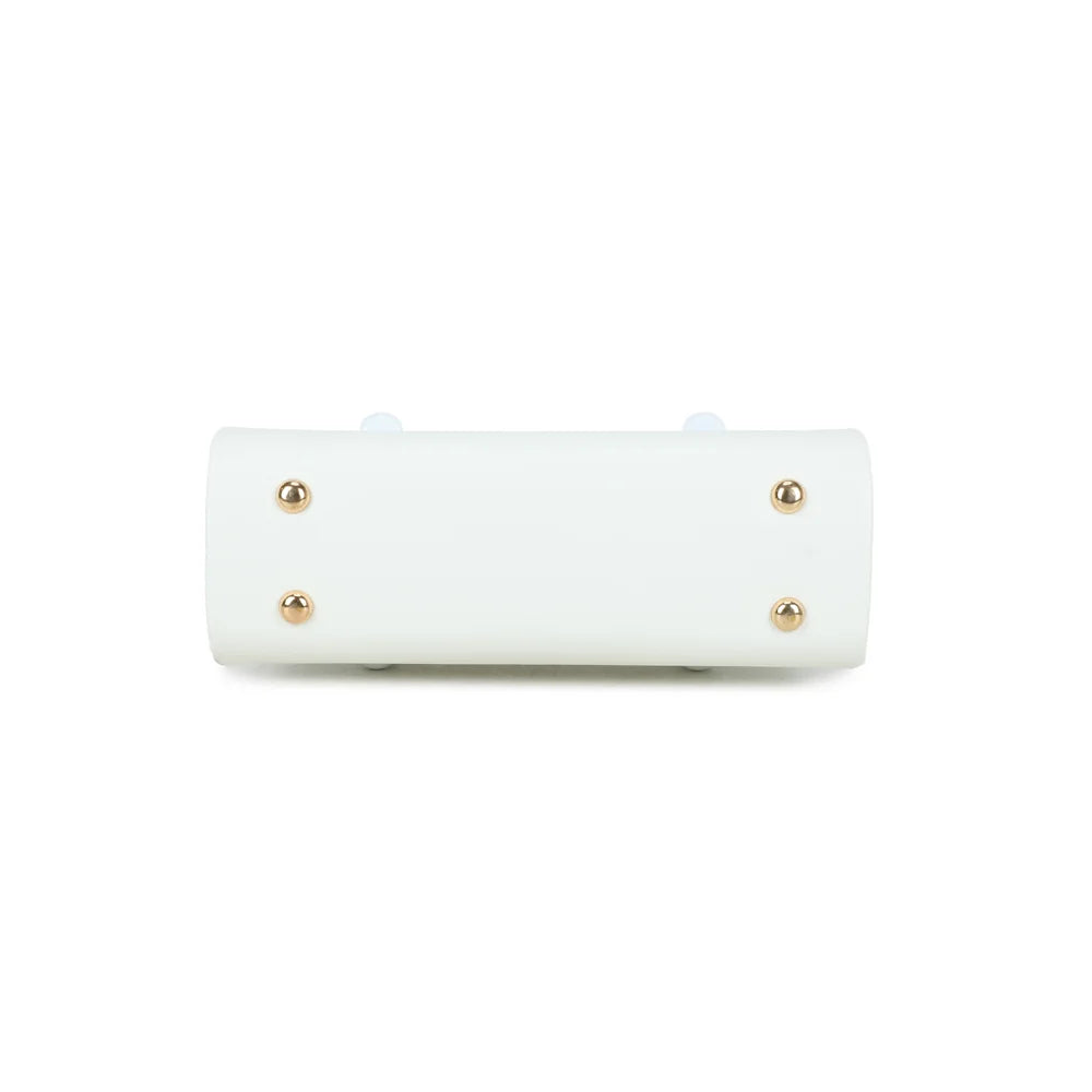 Dessous du sac Azura blanc, posé sur de petits pieds métalliques dorés – réf. YL-26016-1