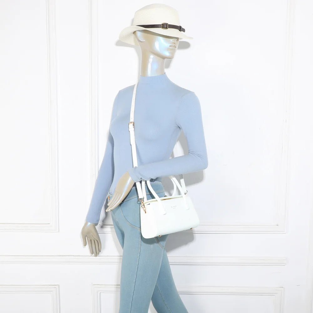 Sac Azura blanc porté par une femme, élégant à la main ou à l’épaule avec sa bandoulière – réf. YL-26016-1