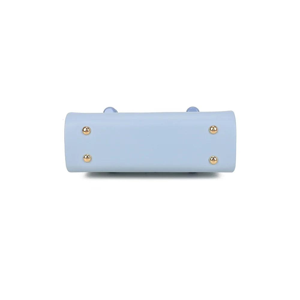 Dessous du sac Azura bleu clair, posé sur de petits pieds métalliques dorés – réf. YL-26016-1