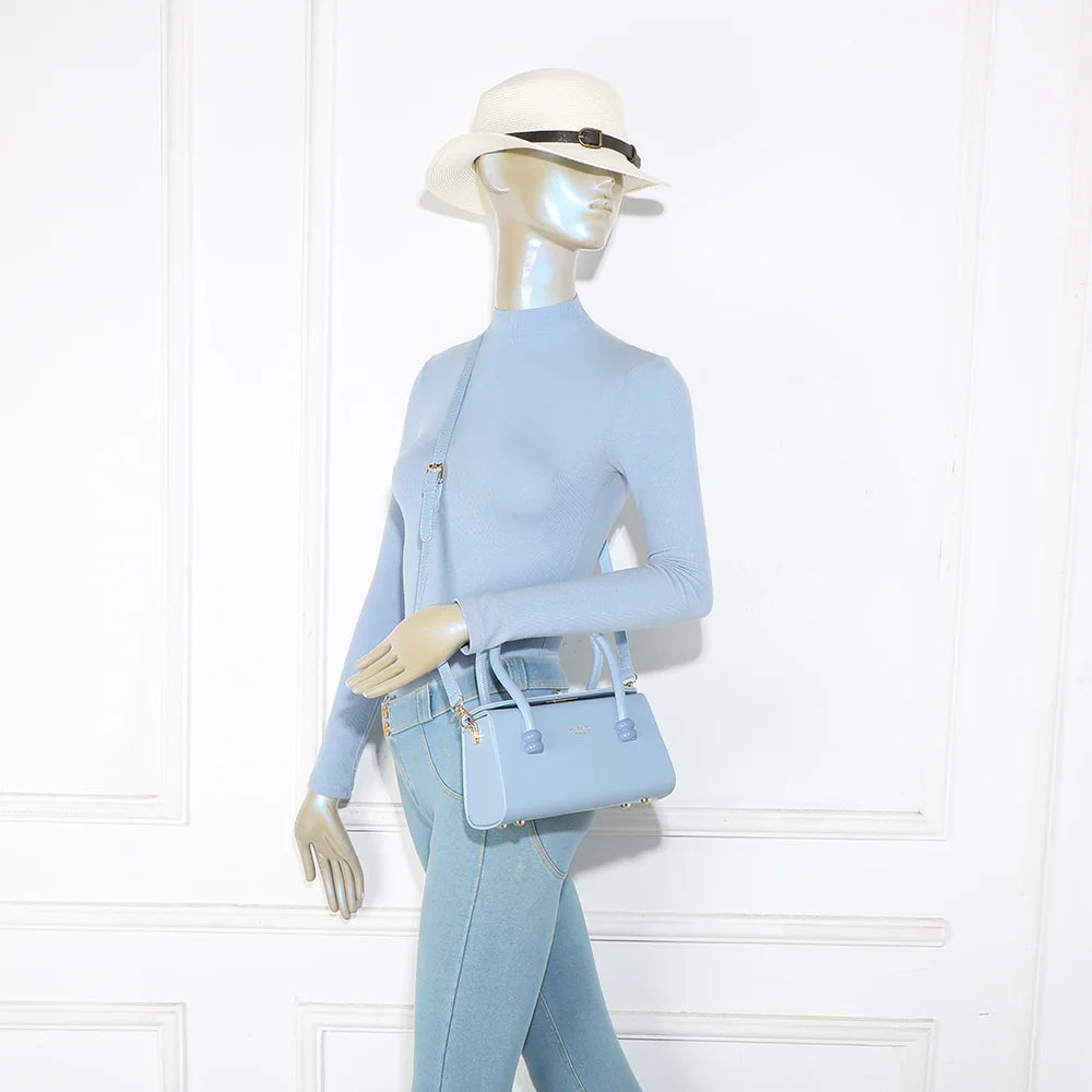 Sac Azura bleu clair porté par une femme, élégant à la main ou à l’épaule avec sa bandoulière – réf. YL-26016-1