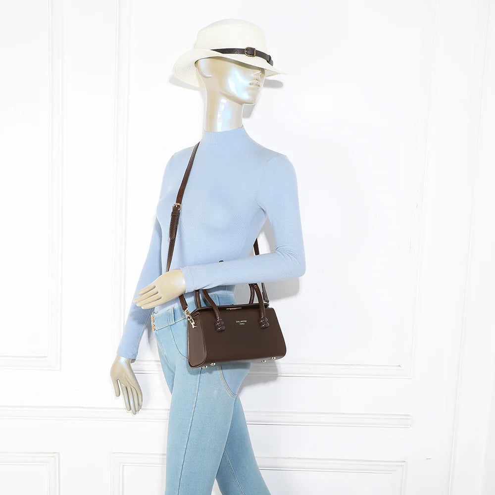 Sac Azura café porté par une femme, élégant à la main ou à l’épaule avec sa bandoulière – réf. YL-26016-1