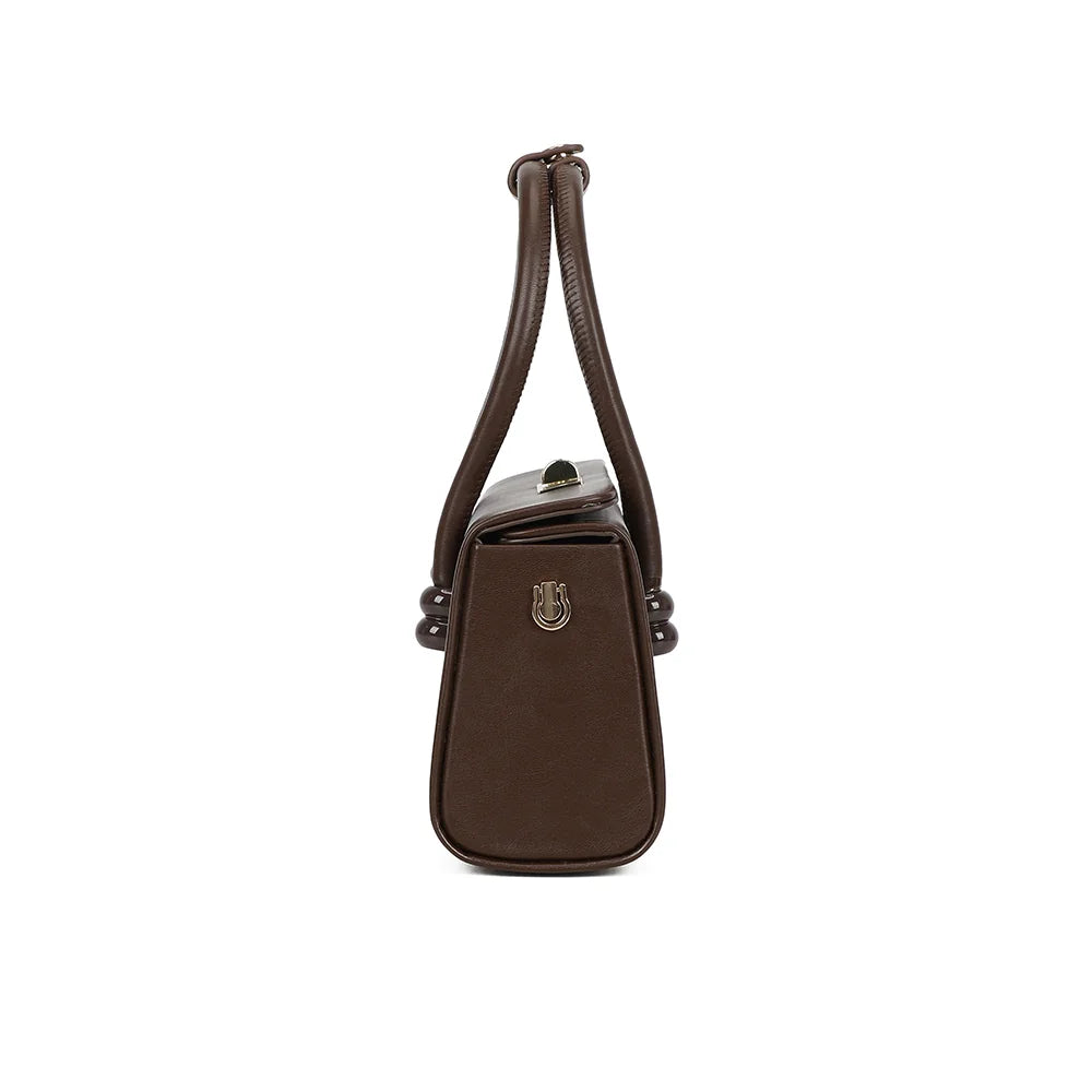 Profil du sac Azura café : anneau doré latéral pour accrocher la bandoulière amovible – réf. YL-26016-1