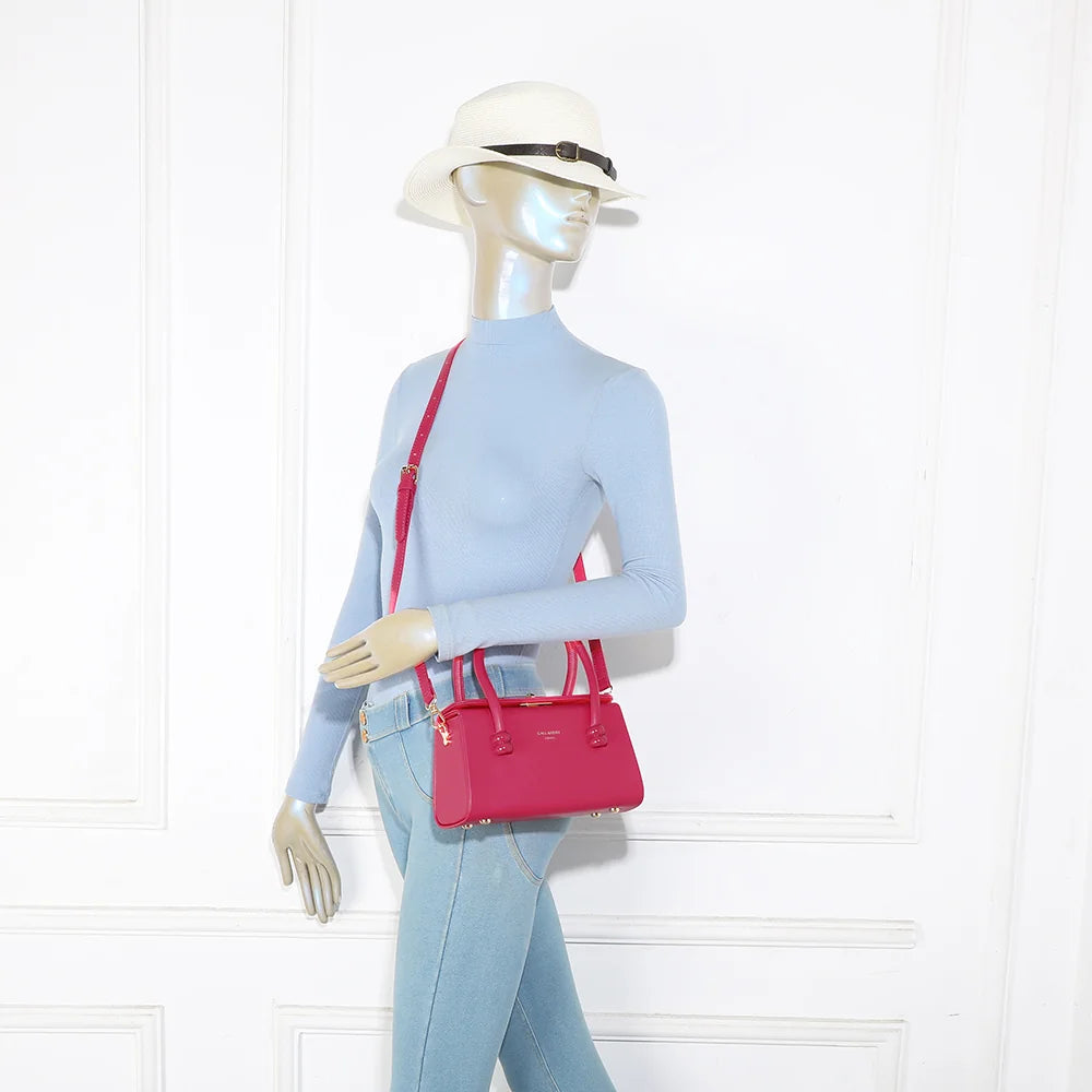 Sac Azura fuschia porté par une femme, élégant à la main ou à l’épaule avec sa bandoulière – réf. YL-26016-1