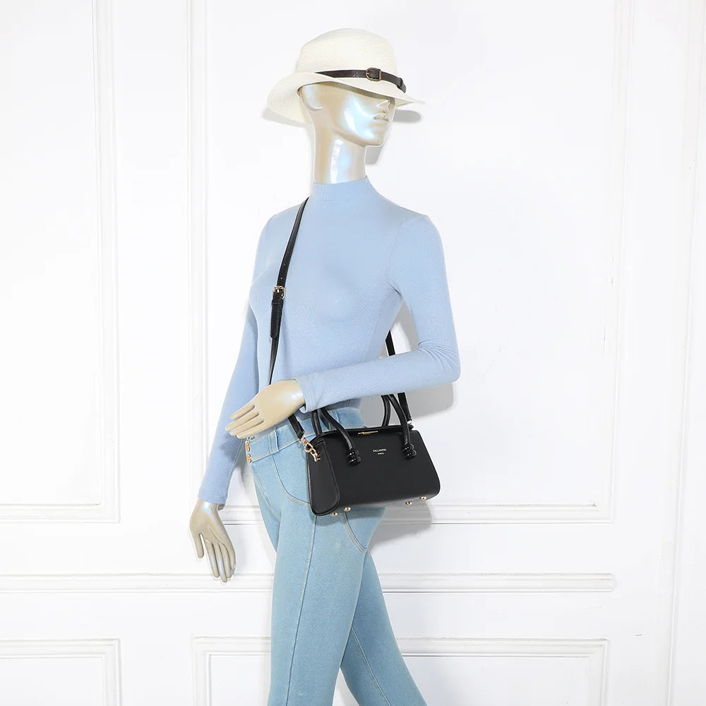 Sac Azura noir porté par une femme, élégant à la main ou à l’épaule avec sa bandoulière – réf. YL-26016-1