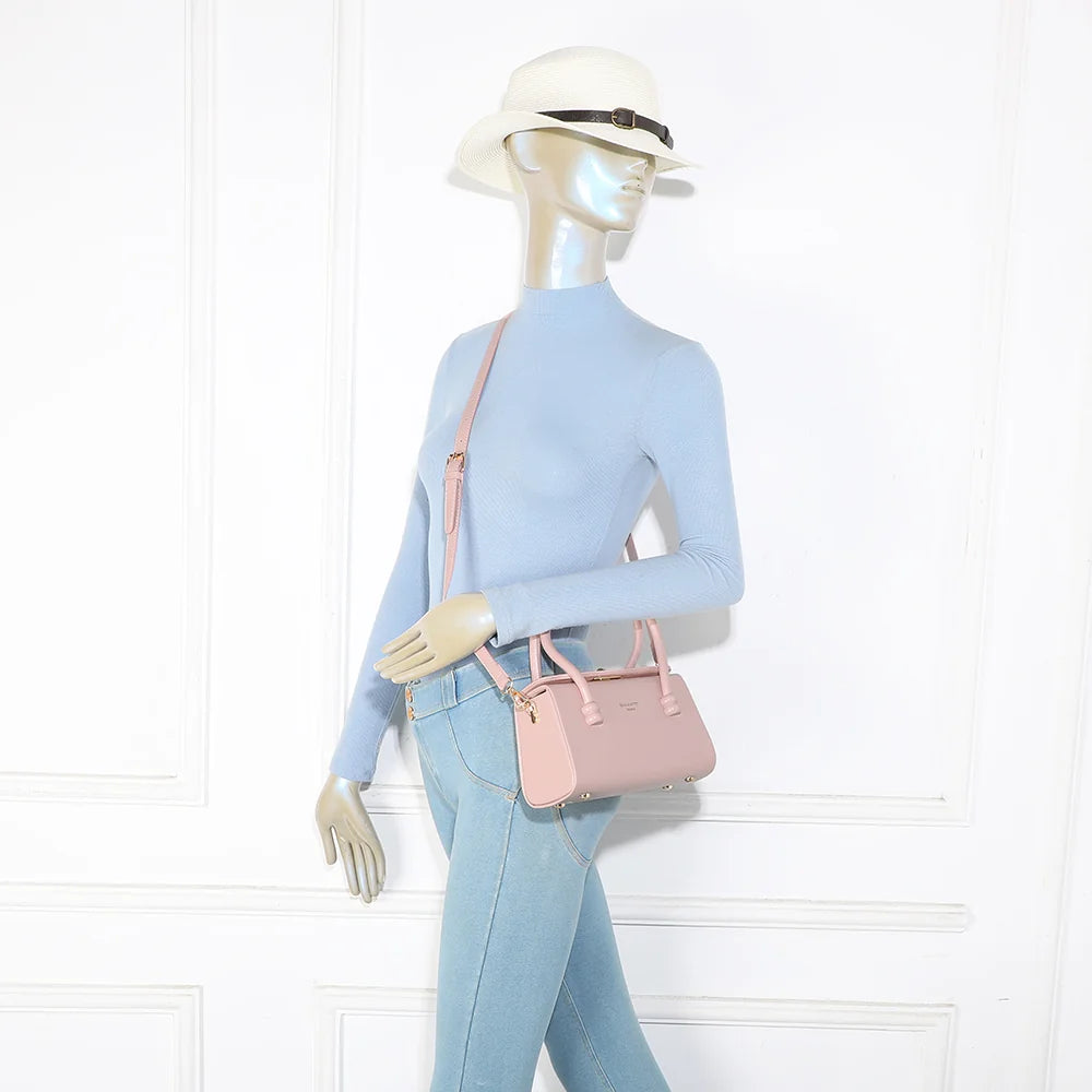 Sac Azura rose porté par une femme, élégant à la main ou à l’épaule avec sa bandoulière – réf. YL-26016-1