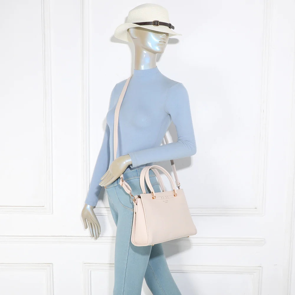 Sac Azure beige porté par une femme, à la main ou à l’épaule avec sa bandoulière amovible – réf. R-1973-S