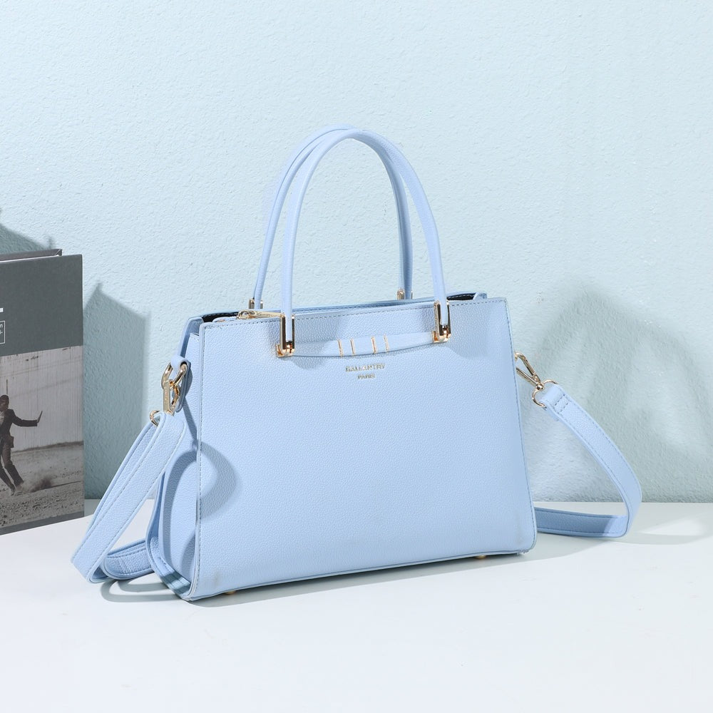 Sac à main Azure bleu clair en simili cuir grainé mis en scène dans un décor – visuel d’ambiance créé avec l’IA – Gallantry Paris