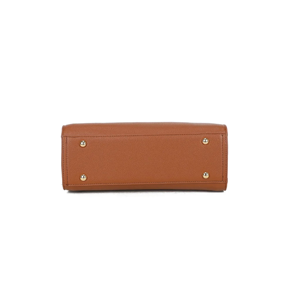 Dessous du sac Azure marron : base structurée posée sur des pieds métalliques dorés protecteurs – réf. R-1973-S