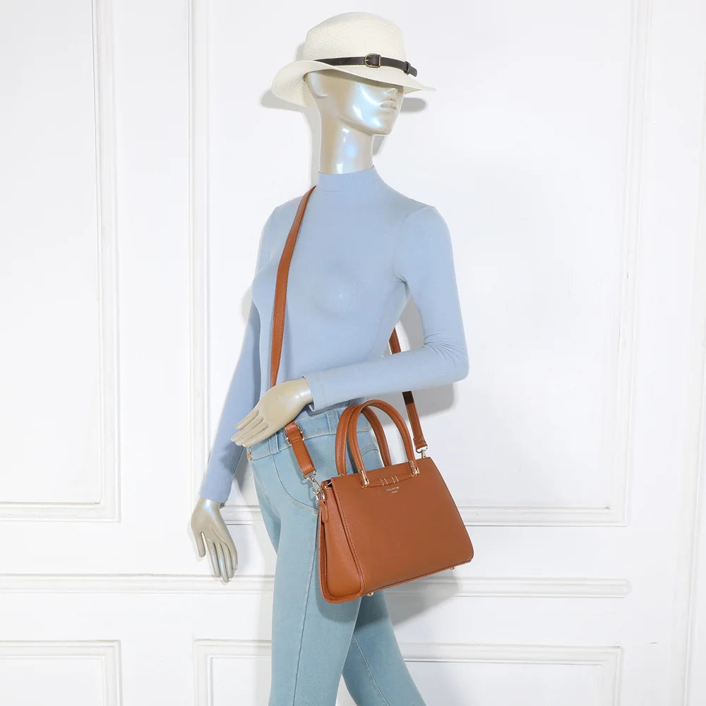Sac Azure marron porté par une femme, à la main ou à l’épaule avec sa bandoulière amovible – réf. R-1973-S