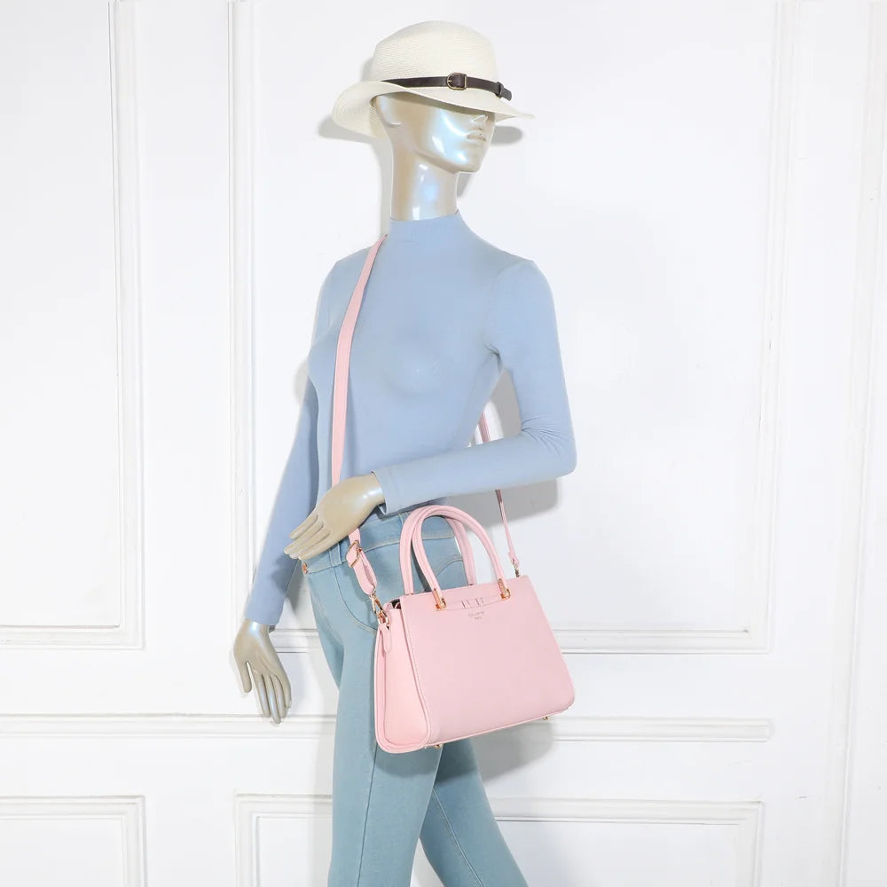 Sac Azure rose porté par une femme, à la main ou à l’épaule avec sa bandoulière amovible – réf. R-1973-S