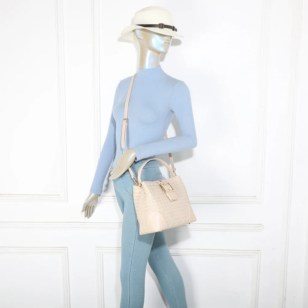 Le Bellevue beige porté : un sac à main femme compact à effet tressé et boucle dorée – réf. DG-5807