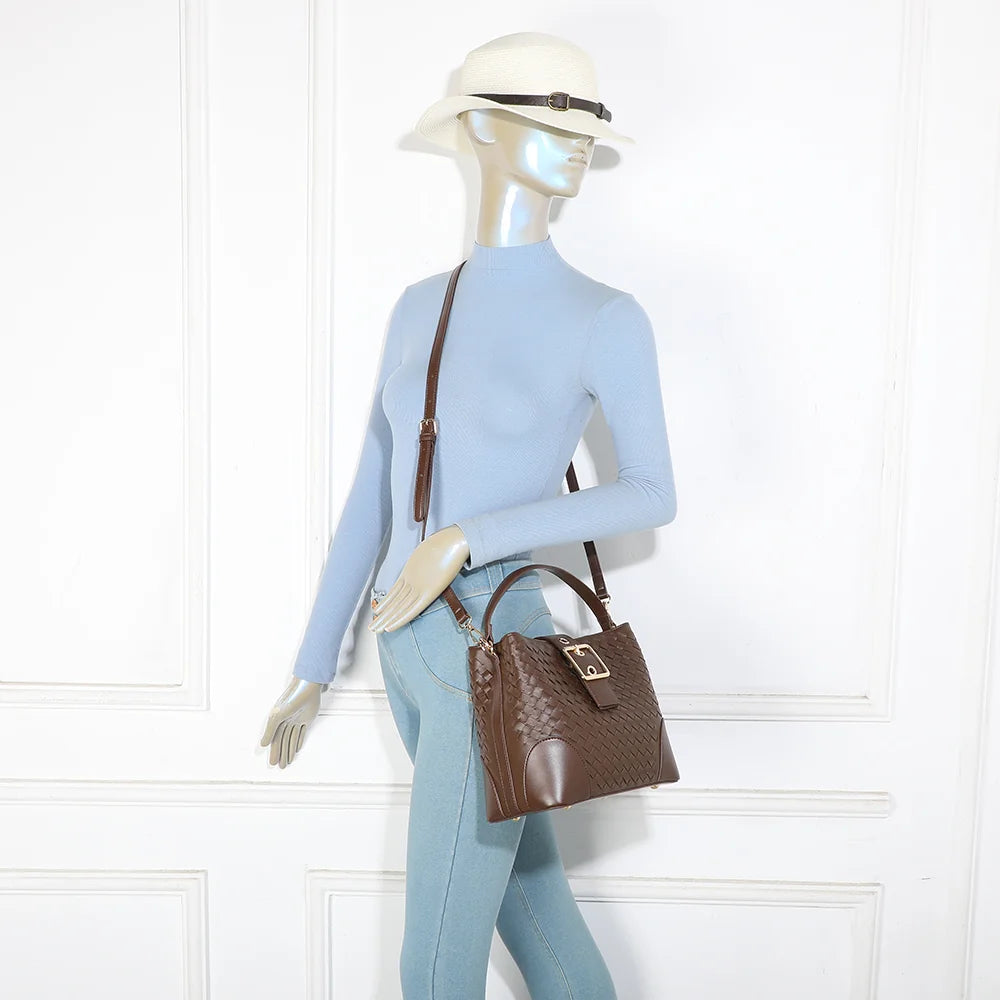 Le Bellevue café porté : un sac à main femme compact à effet tressé et boucle dorée – réf. DG-5807