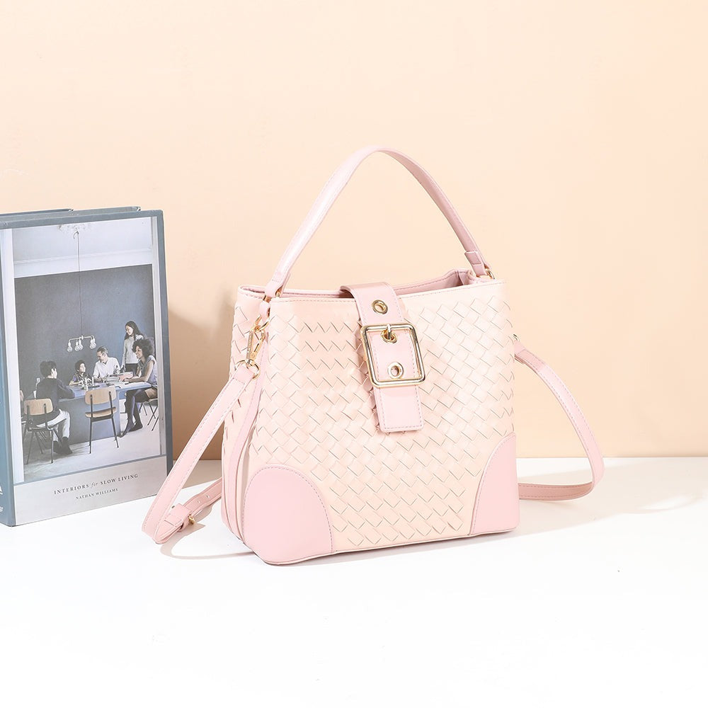 Sac à main Bellevue rose à effet tressé posé dans un décor d’intérieur – visuel d’ambiance créé avec l’IA – Gallantry Paris