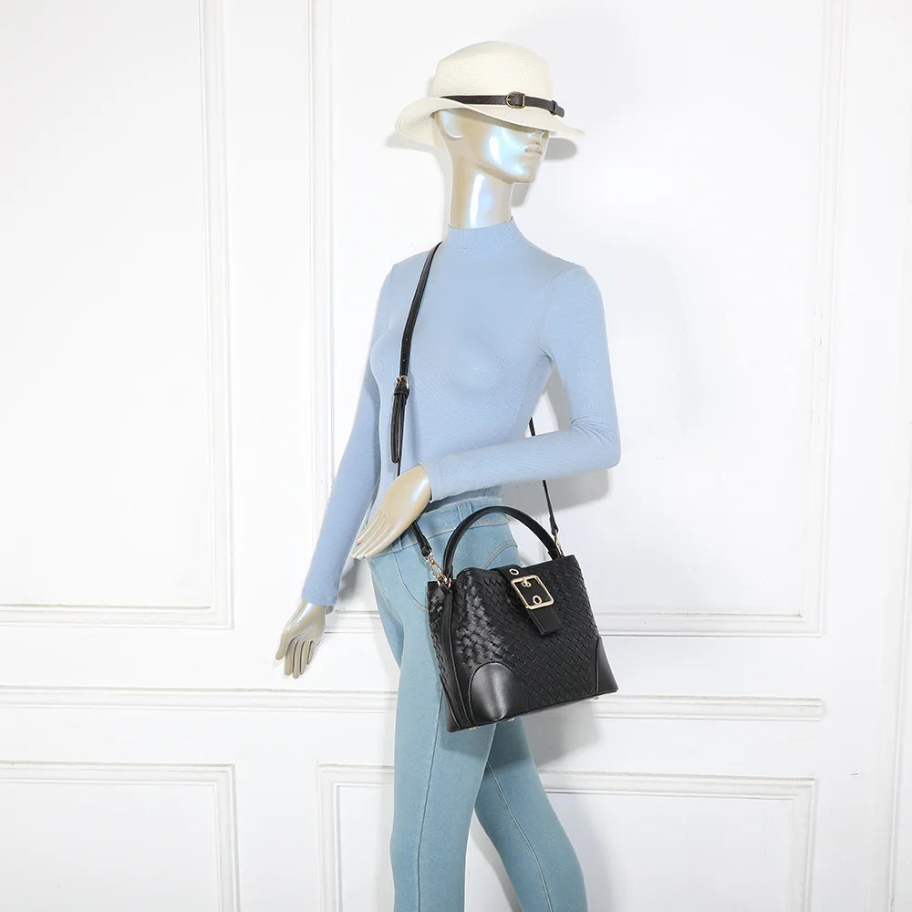 Le Bellevue noir porté : un sac à main femme compact à effet tressé et boucle dorée – réf. DG-5807