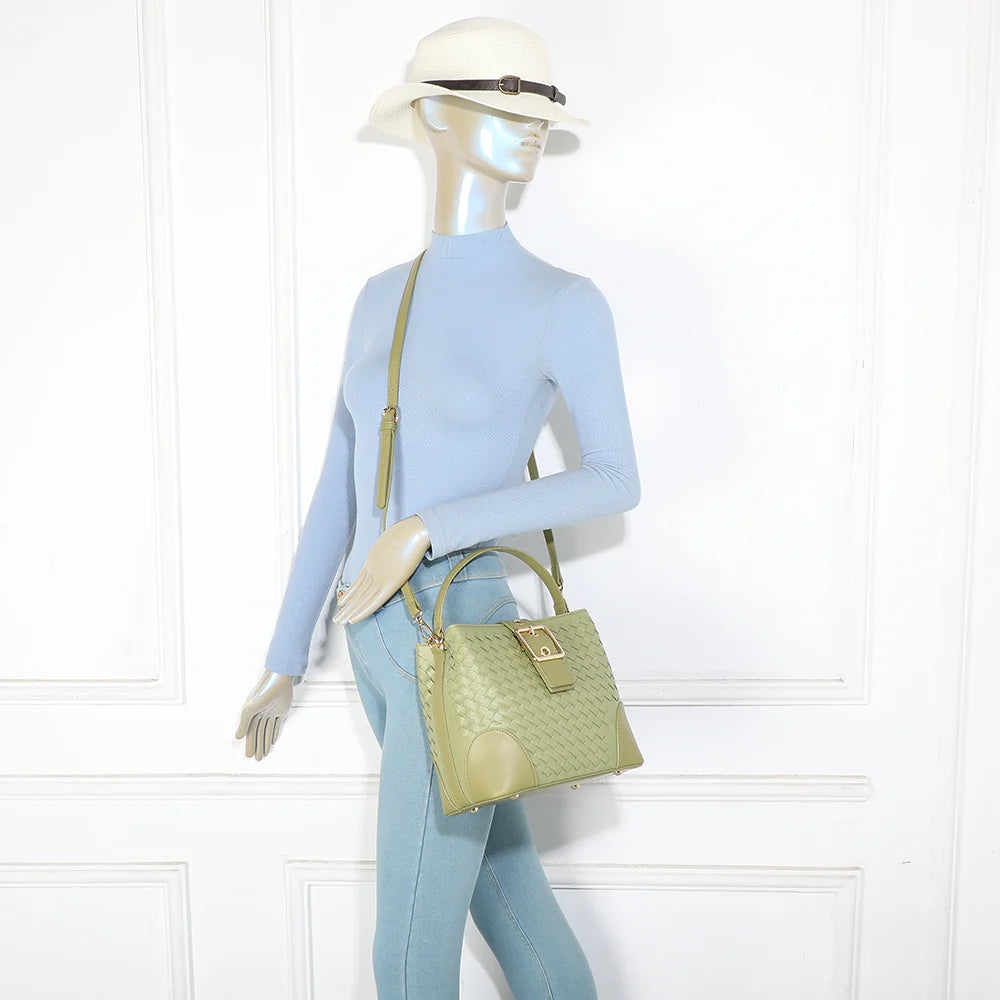 Le Bellevue vert porté : un sac à main femme compact à effet tressé et boucle dorée – réf. DG-5807
